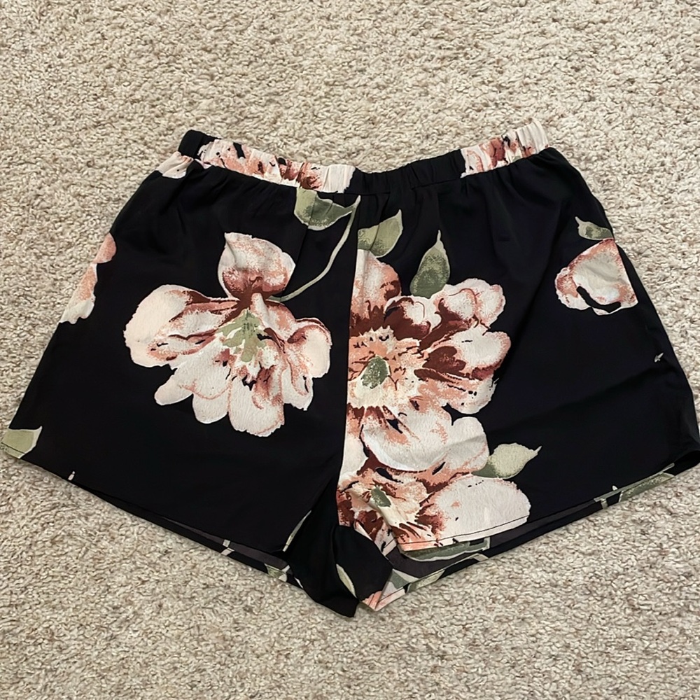 High-wasted Flower shorts: Size L